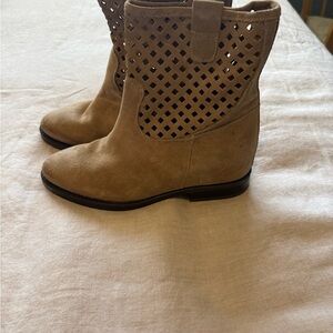 Black Sole with Gold Detail